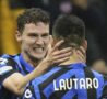 Pavard esulta con Lautaro dopo il gol al Bayern