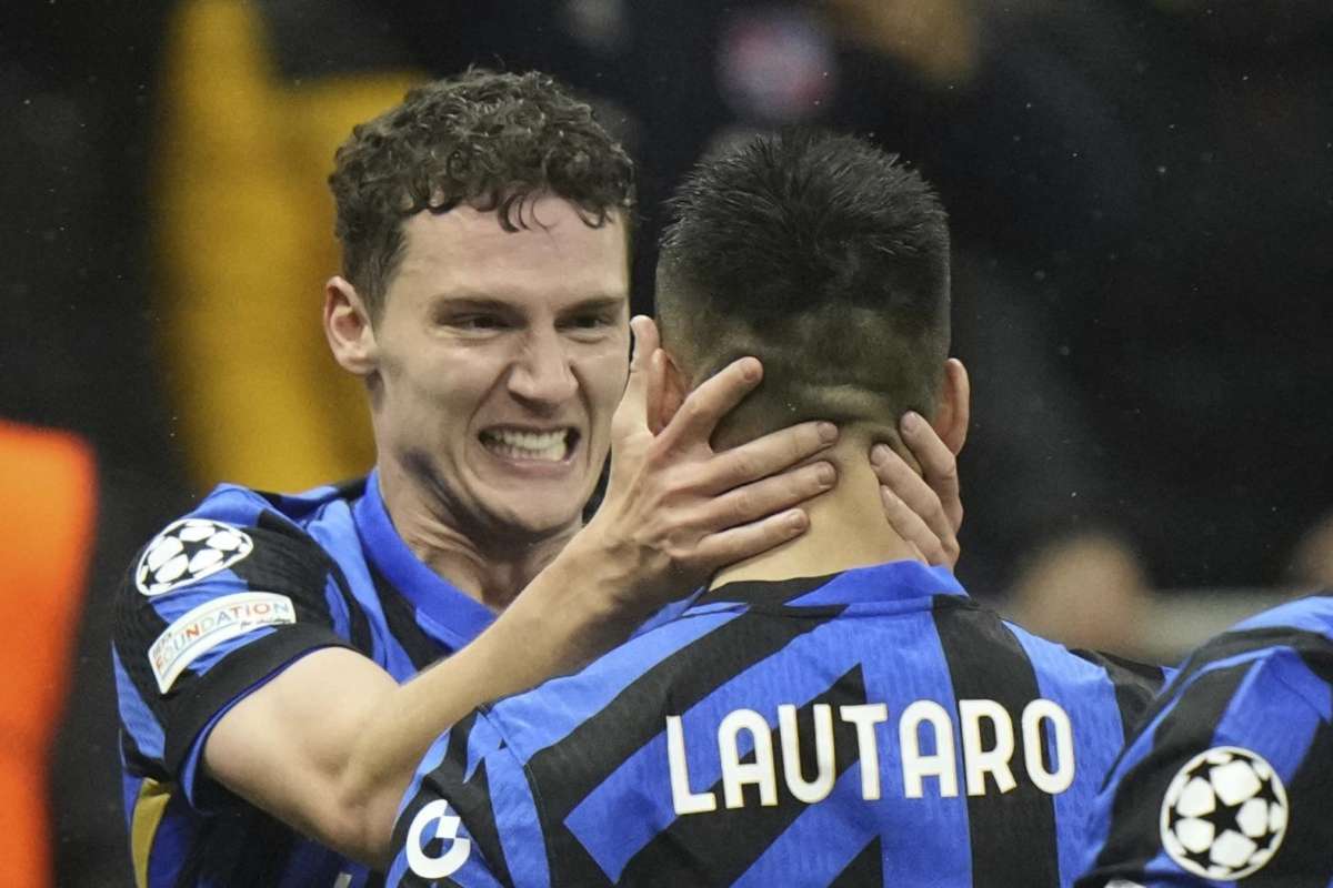 Pavard esulta con Lautaro dopo il gol al Bayern