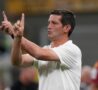 Cristian Chivu da indicazioni alla squadra