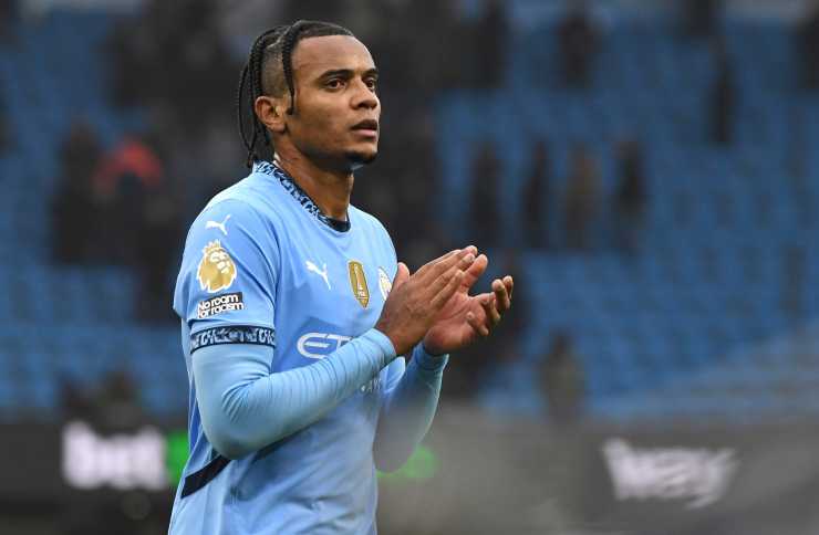 Akanji applaude