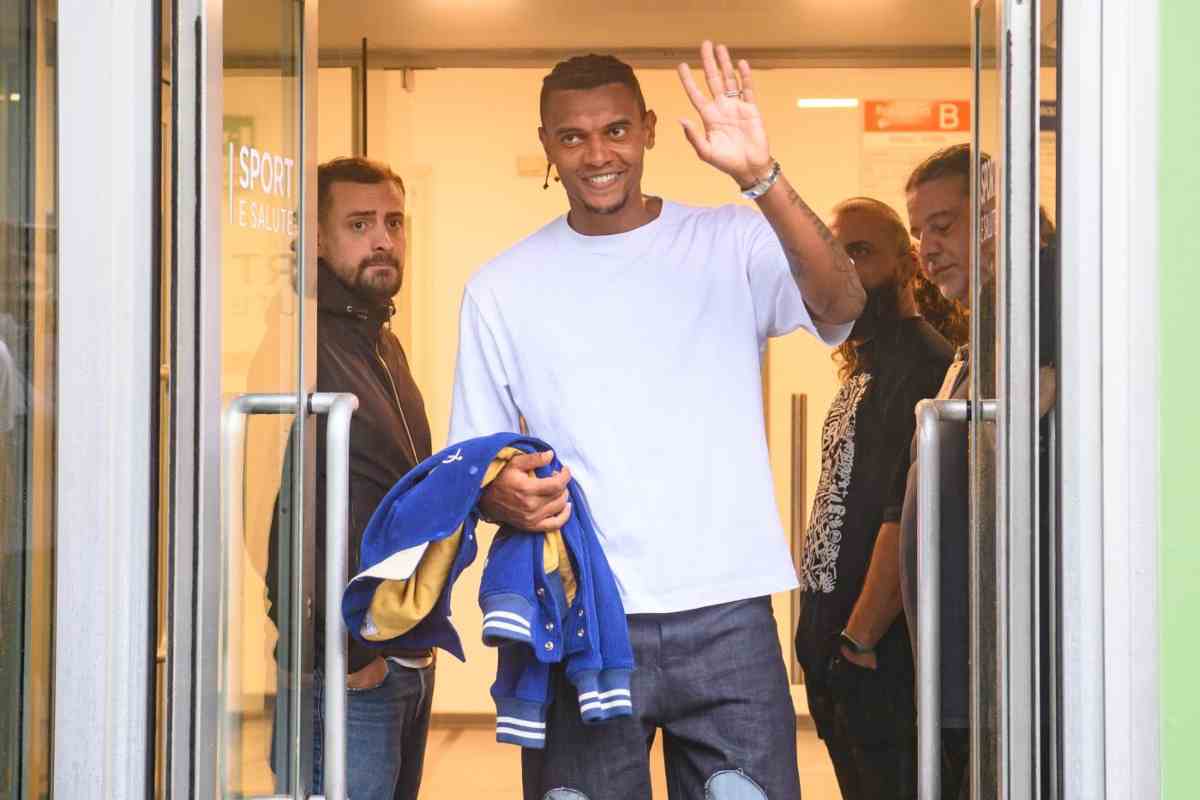 Akanji saluta i tifosi