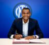 Akanji firma il contratto che lo lega all'Inter