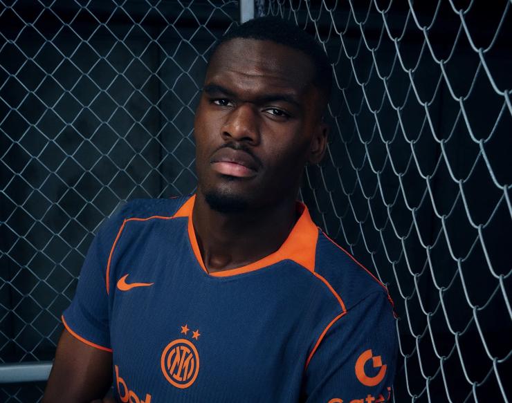 Bonny con la terza maglia dell'Inter