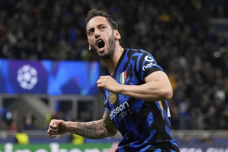 Calhanoglu esulta dopo un gol con l'Inter
