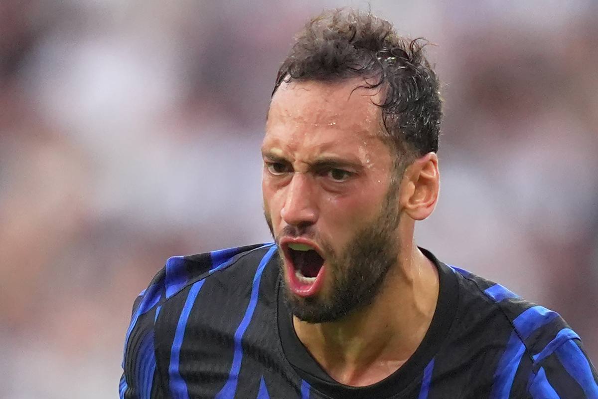 Calhanoglu esulta dopo il gol alla Juve