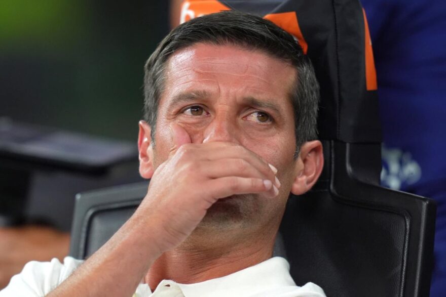 Chivu in panchina durante una partita dell'Inter