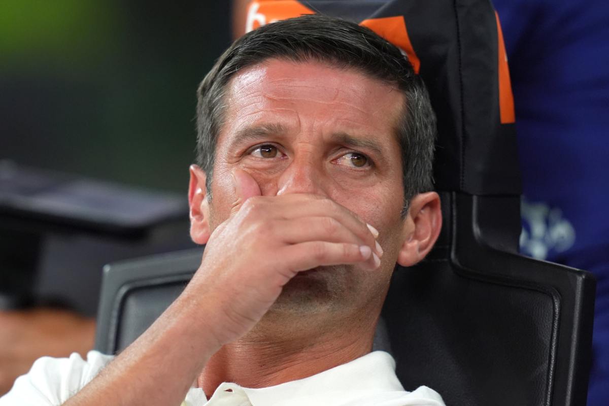 Chivu in panchina durante una partita dell'Inter