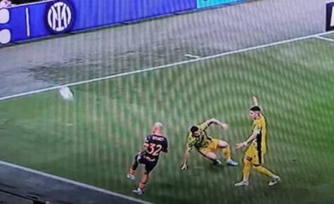 Dimarco calcia il pallone lontano dopo il fallo: era da rosso
