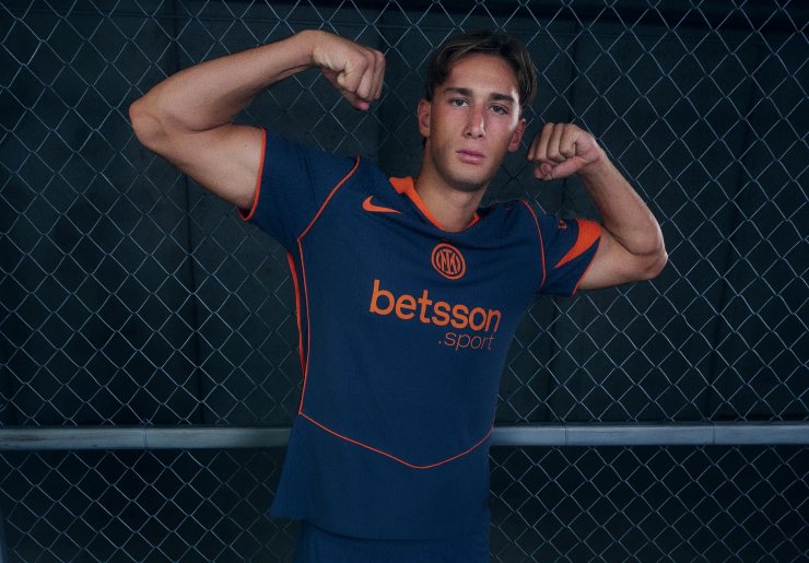 Esposito con la terza maglia dell'Inter