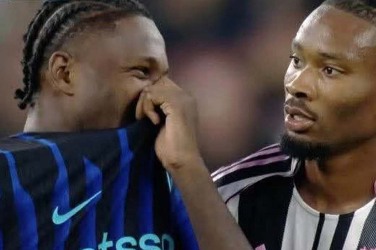 Thuram sorride con il fratello