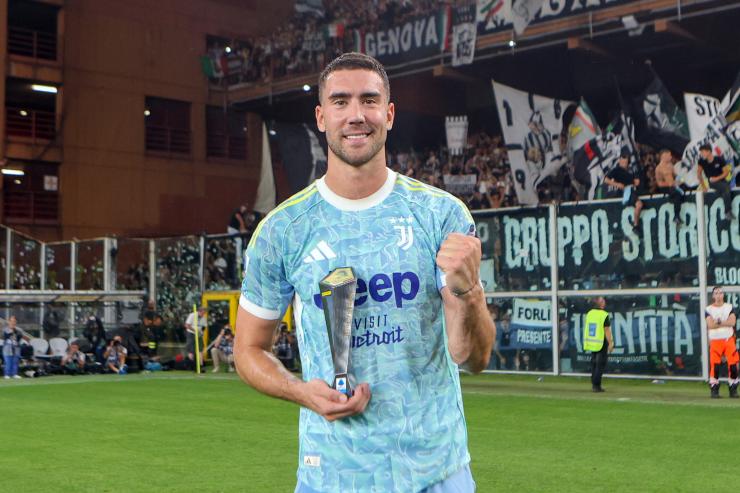 Vlahovic col premio di Player of the Match dopo Genoa-Juve
