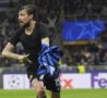 Acerbi esulta dopo il gol in Inter-Barcellona