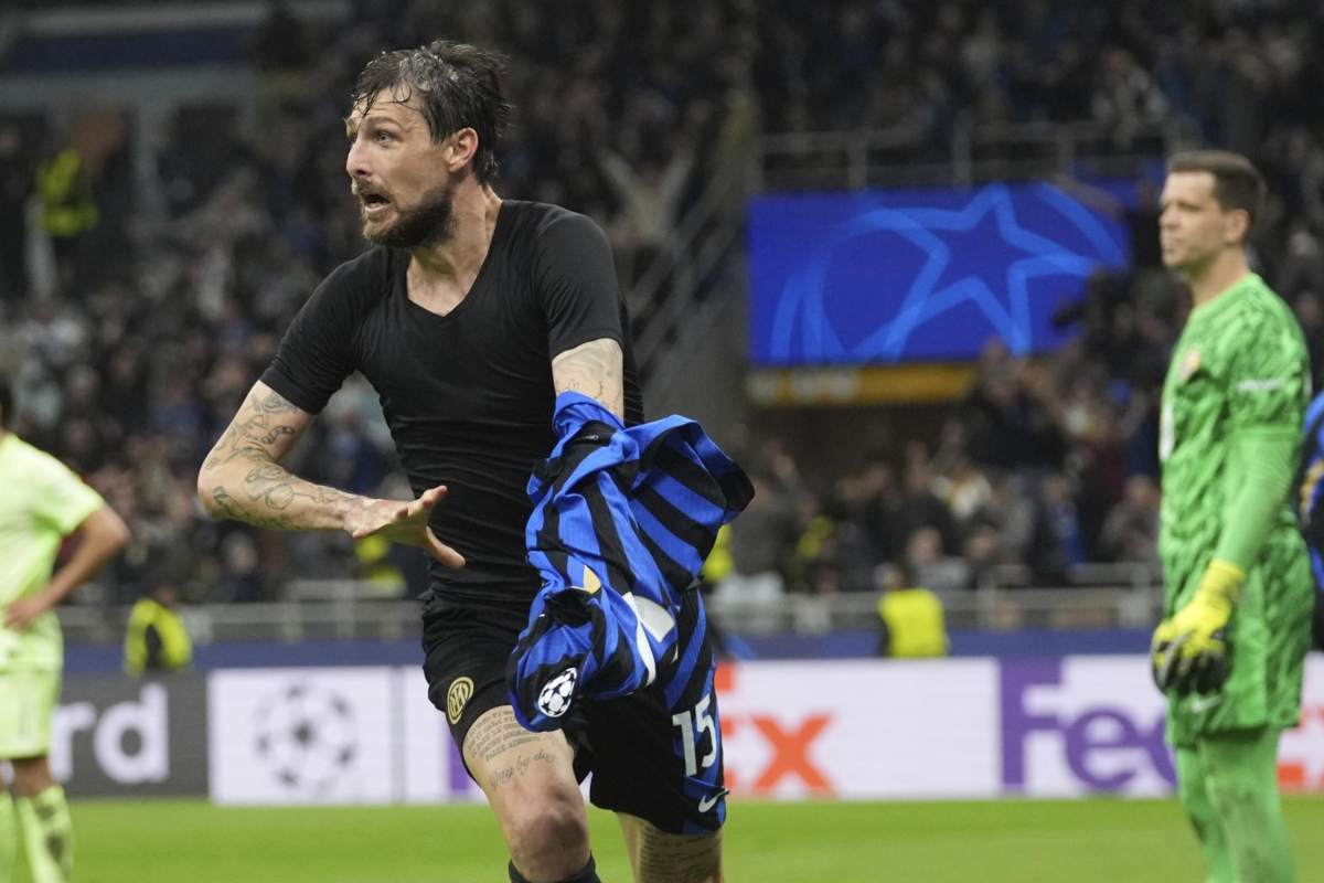 Acerbi esulta dopo il gol in Inter-Barcellona