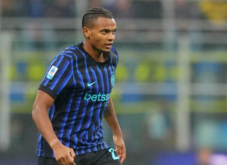 Akanji in azione con l'Inter