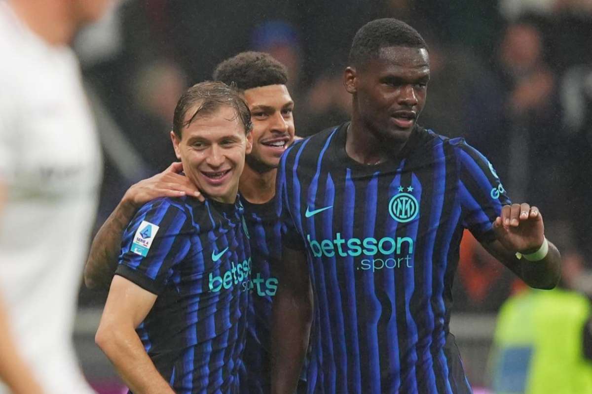 Barella festeggiato da Bonny e Luis Henrique dopo il gol in Inter-Cremonese