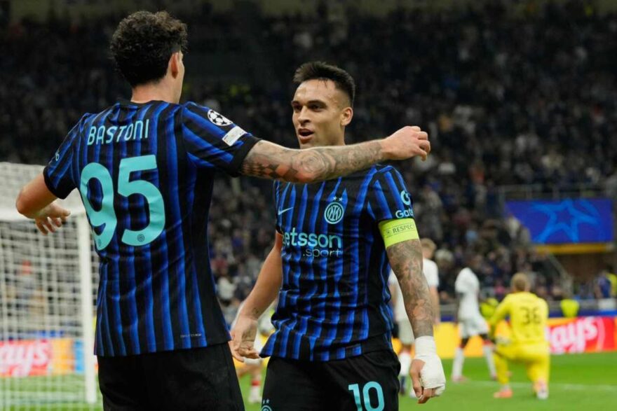 Bastoni festeggia con Lautaro il 3-0 allo Slavia Praga