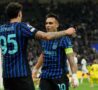 Bastoni festeggia con Lautaro il 3-0 allo Slavia Praga