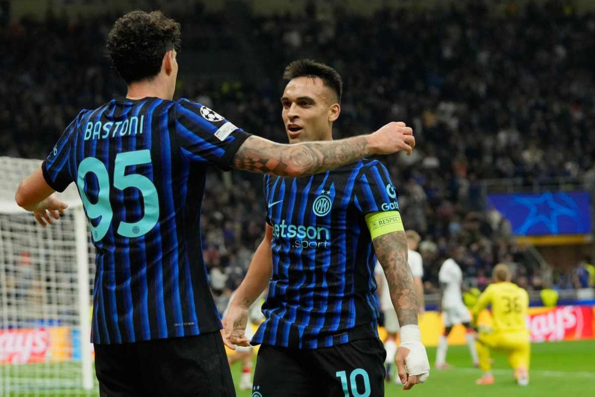 Bastoni festeggia con Lautaro il 3-0 allo Slavia Praga