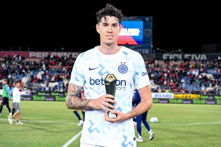 Bastoni col premio di Player of the Match di Cagliari-Inter