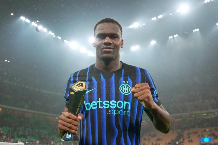 Bonny col premio di Player of the Match dopo Inter-Cremonese