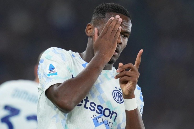 Bonny esulta dopo il gol con l'Inter in casa della Roma