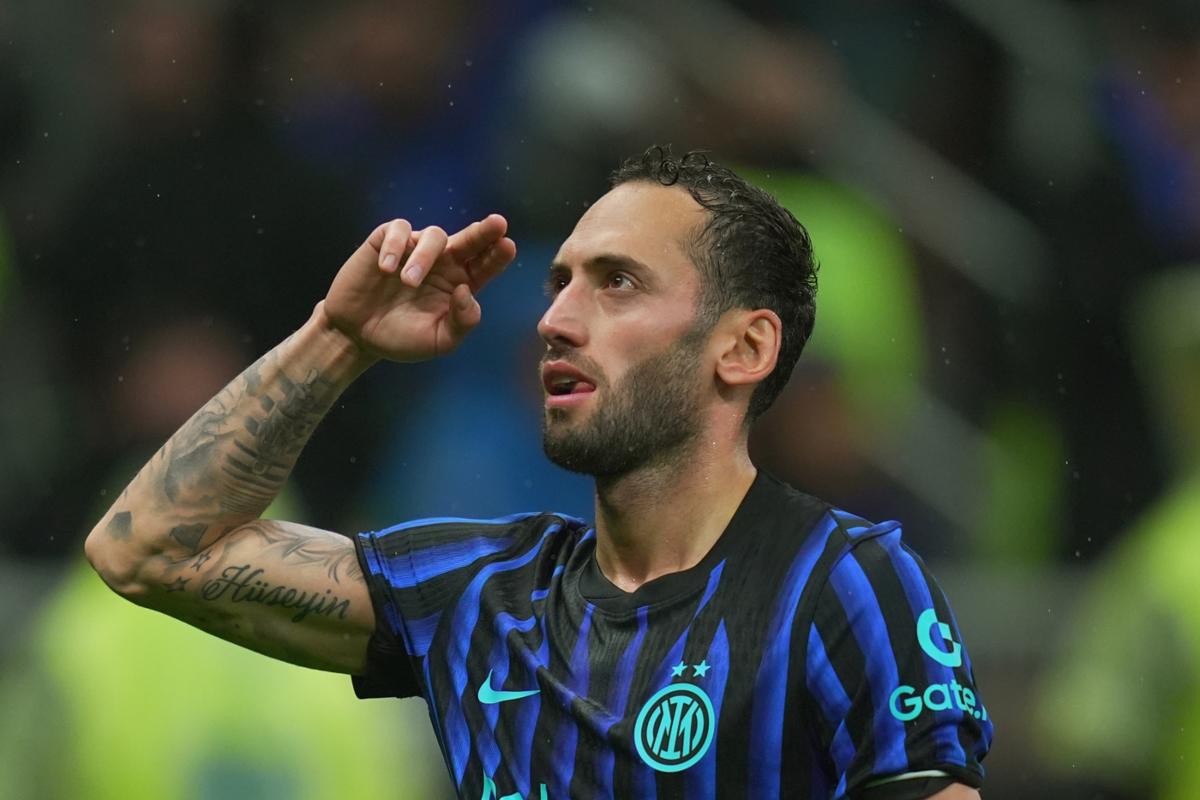 Calhanoglu esulta dopo il gol in Inter-Fiorentina