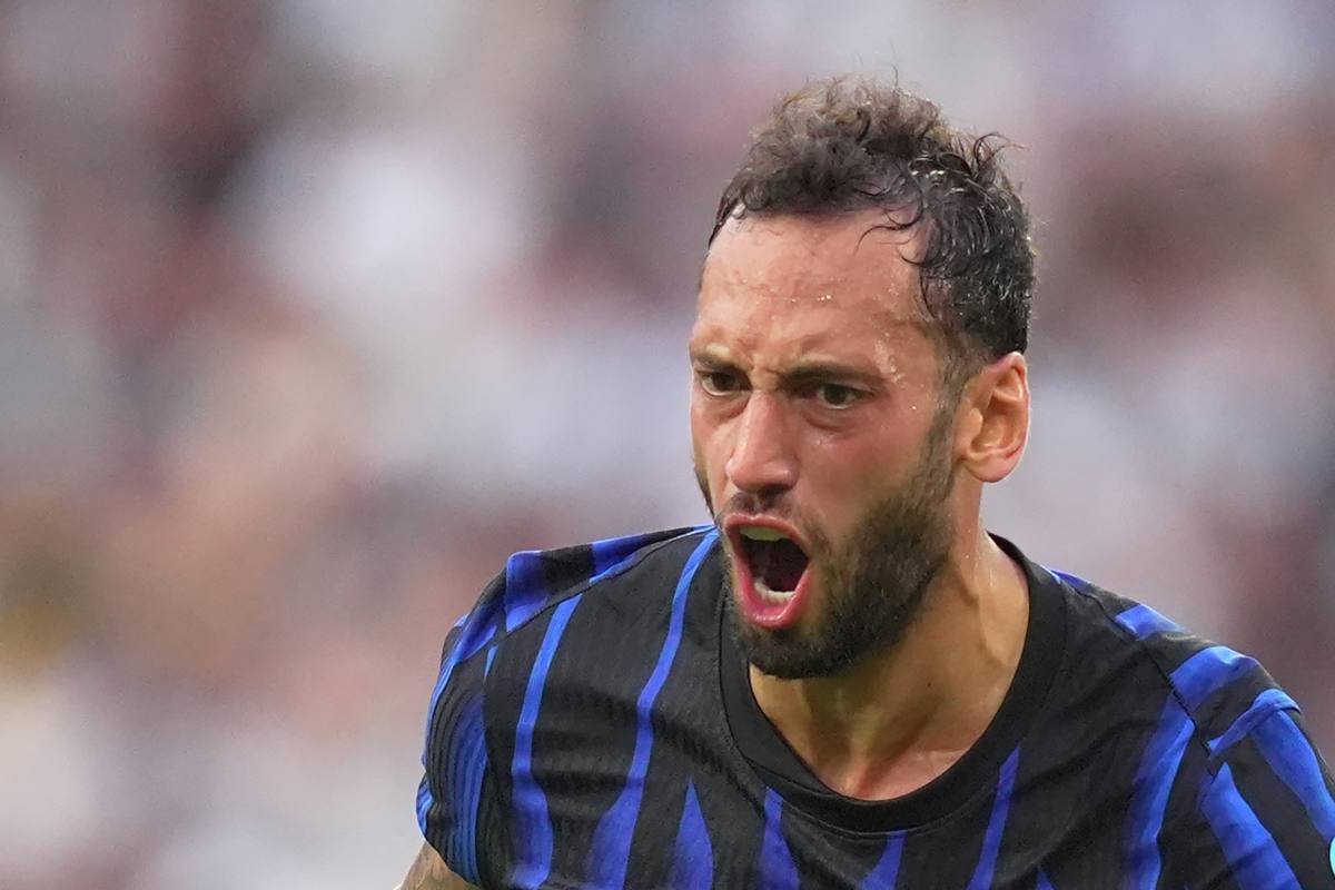 L'urlo di Calhanoglu dopo il gol alla Juve
