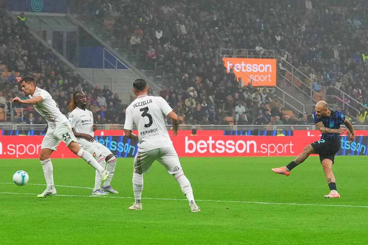Dimarco calcia in porta e batte Silvestri in Inter-Cremonese