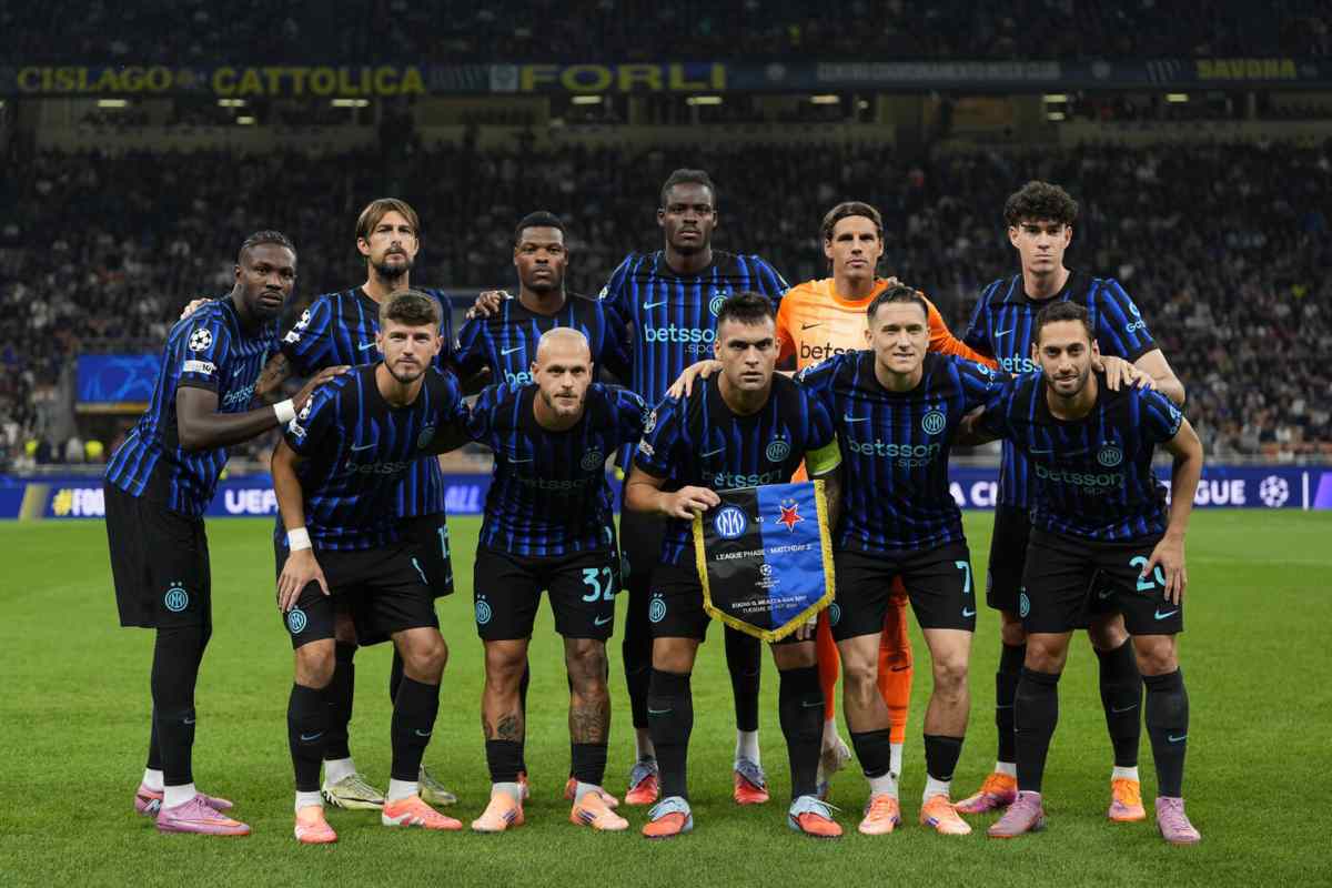 Squadra in posa prima di Inter-Slavia Praga