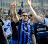 Tifosi dell'Inter fuori da San Siro