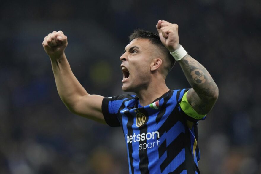 Lautaro esulta dopo il gol al Barcellona