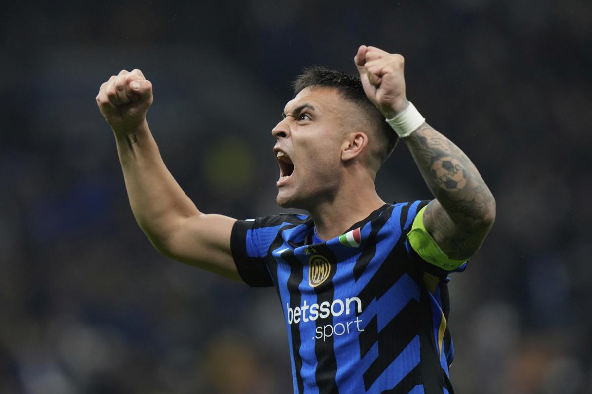 Lautaro esulta dopo il gol al Barcellona