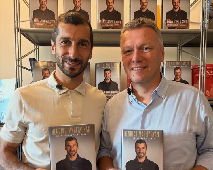 Mkhitaryan con Alciato e la sua autobiografia