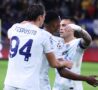 Lautaro abbraccia Pio Esposito in Union SG-Inter