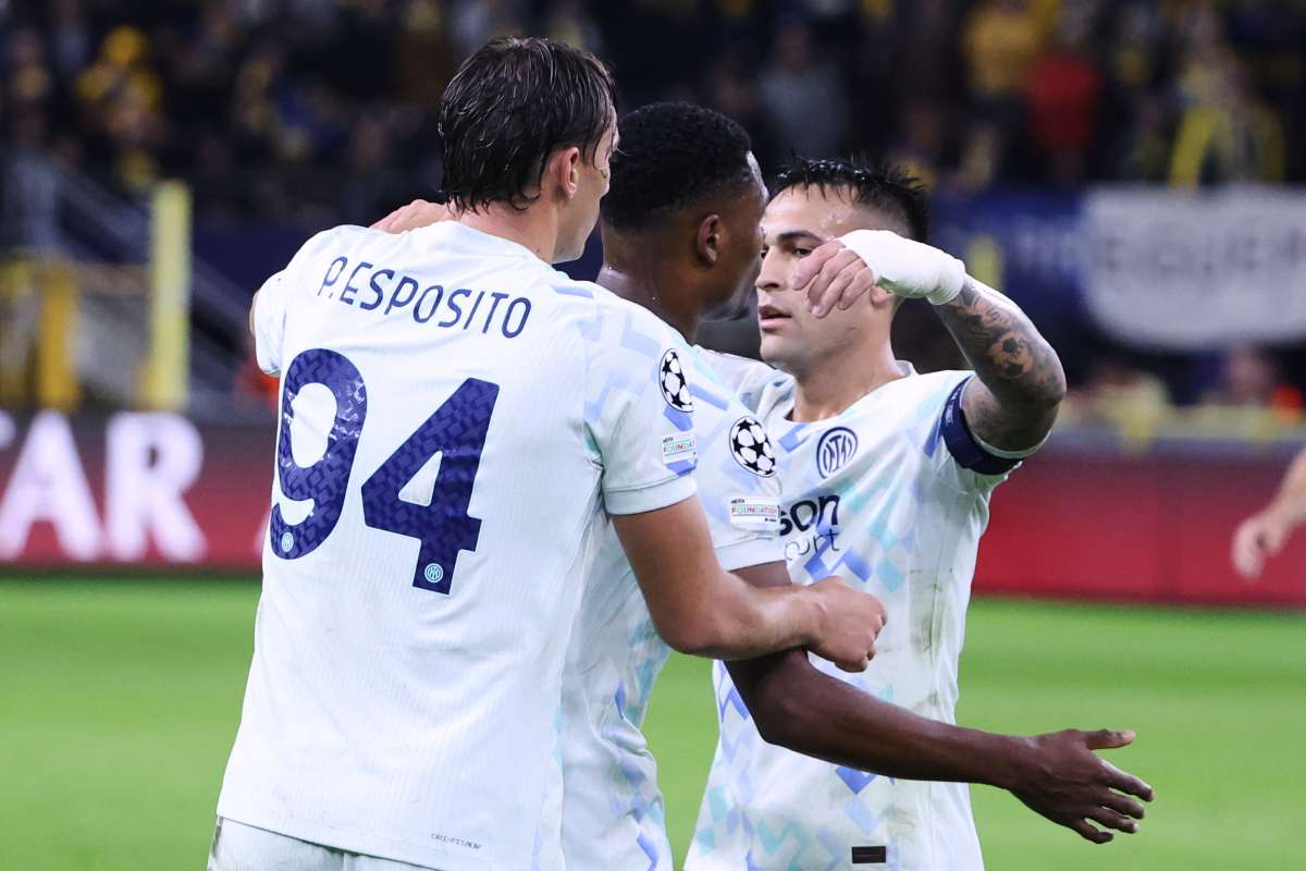 Lautaro abbraccia Pio Esposito in Union SG-Inter