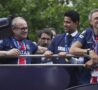 Luis Henrique, Al-Khelaifi e Campos sul pullman PSG dopo la vittoria della Champions