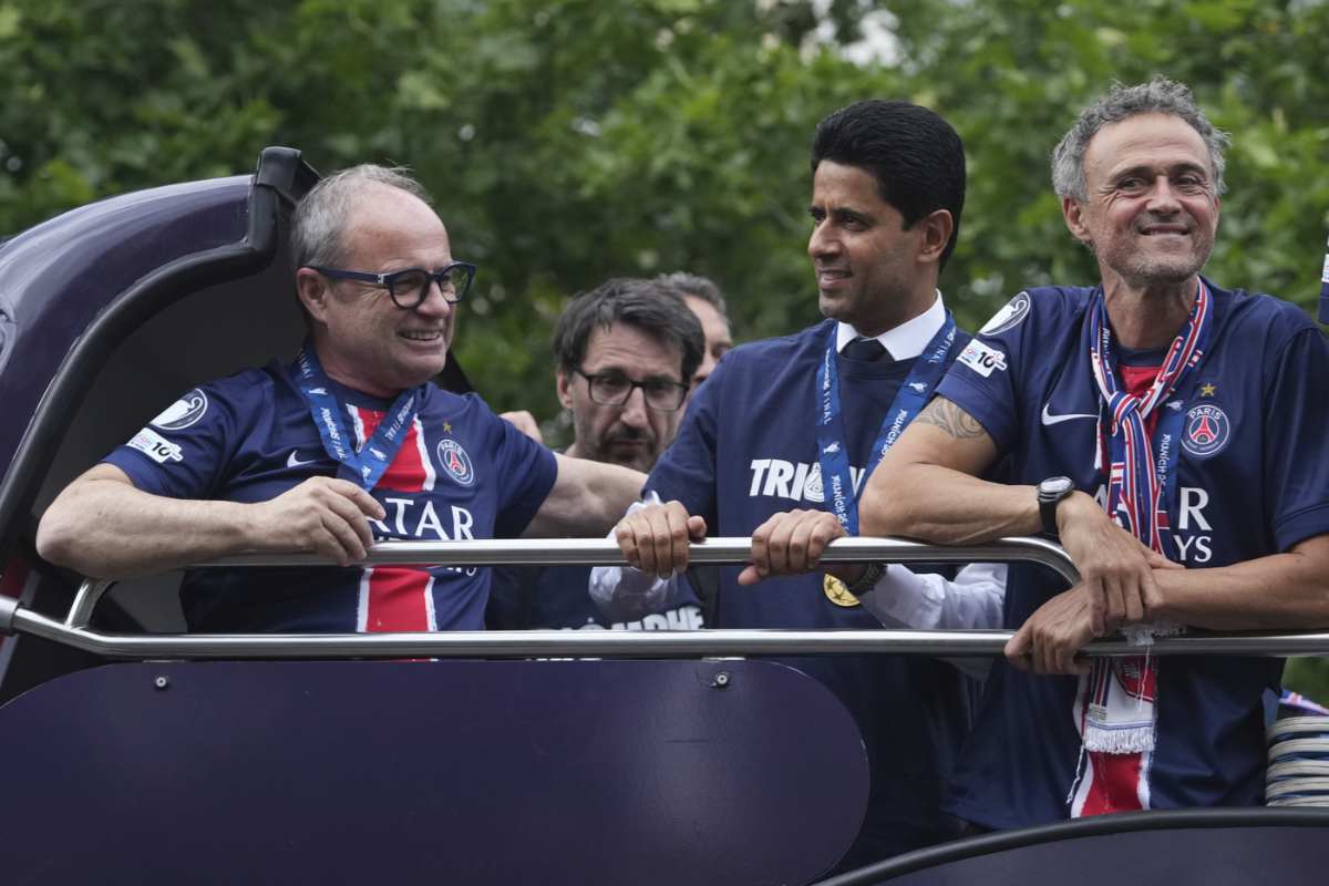 Luis Henrique, Al-Khelaifi e Campos sul pullman PSG dopo la vittoria della Champions