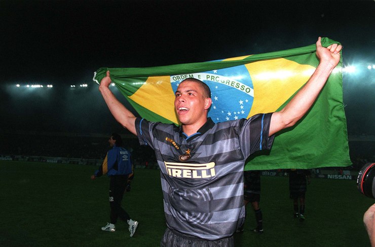 Ronaldo festeggia la vittoria della Coppa Uefa al Parco dei Principi