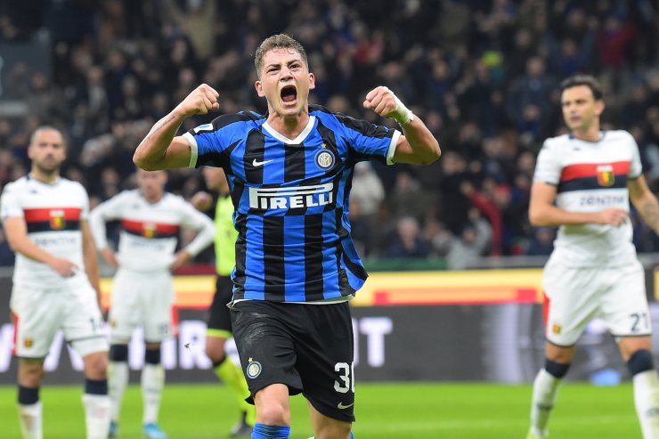 Sebastiano Esposito esulta dopo il rigore trasformato in Inter-Genoa