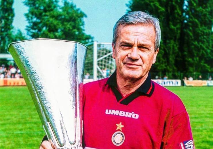 Gigi Simoni con la Coppa Uefa vinta a Parigi