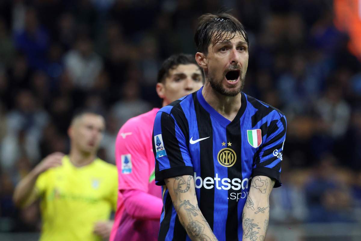 Acerbi urla durante una partita dell'Inter