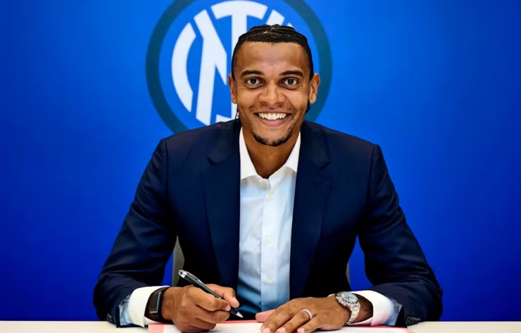 Akanji nel momento della firma con l'Inter