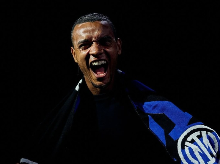 Akanji nel giorno della presentazione ufficiale