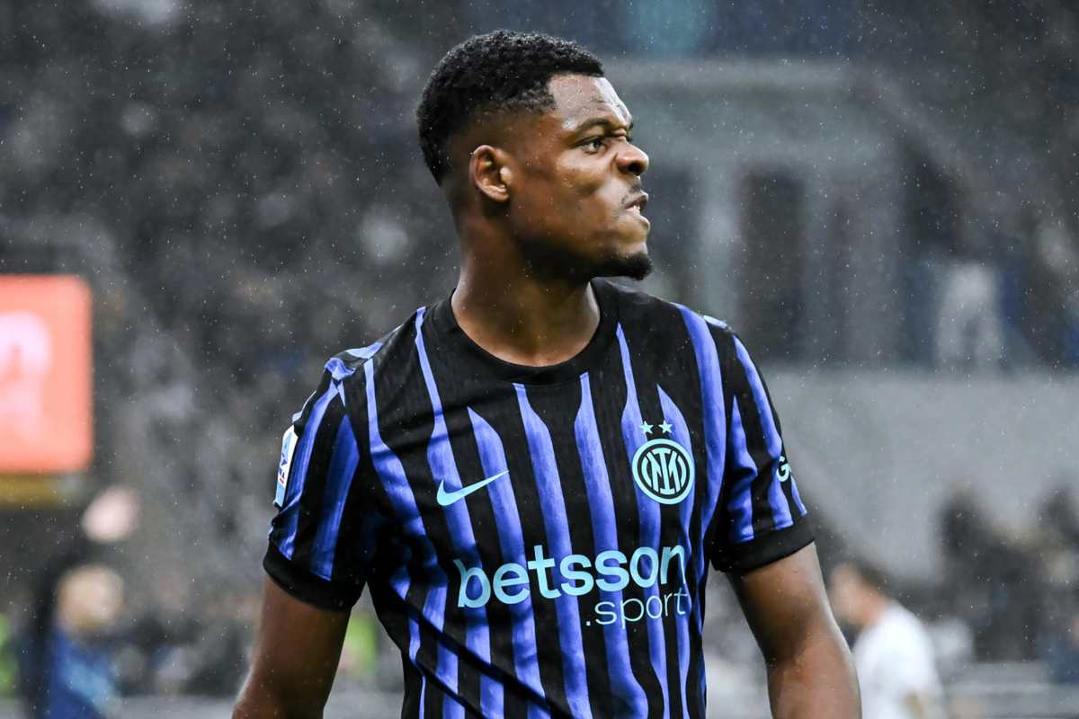 Dumfries lascia il campo