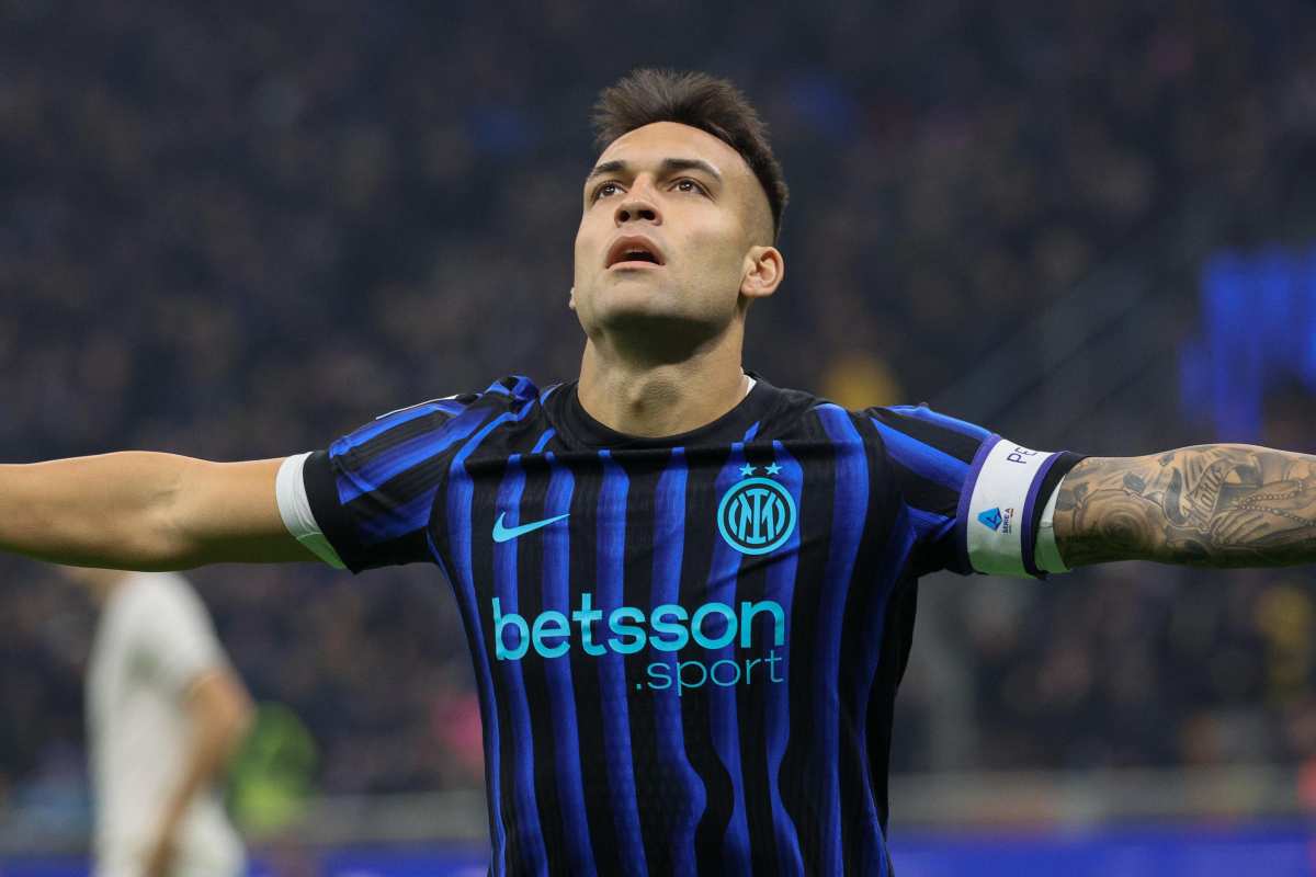 Lautaro esulta dopo il gol alla Lazio