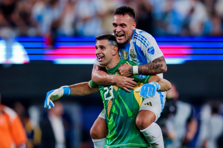 Dibu Martine e Lautaro festeggiano la vittoria della Copa America 2024