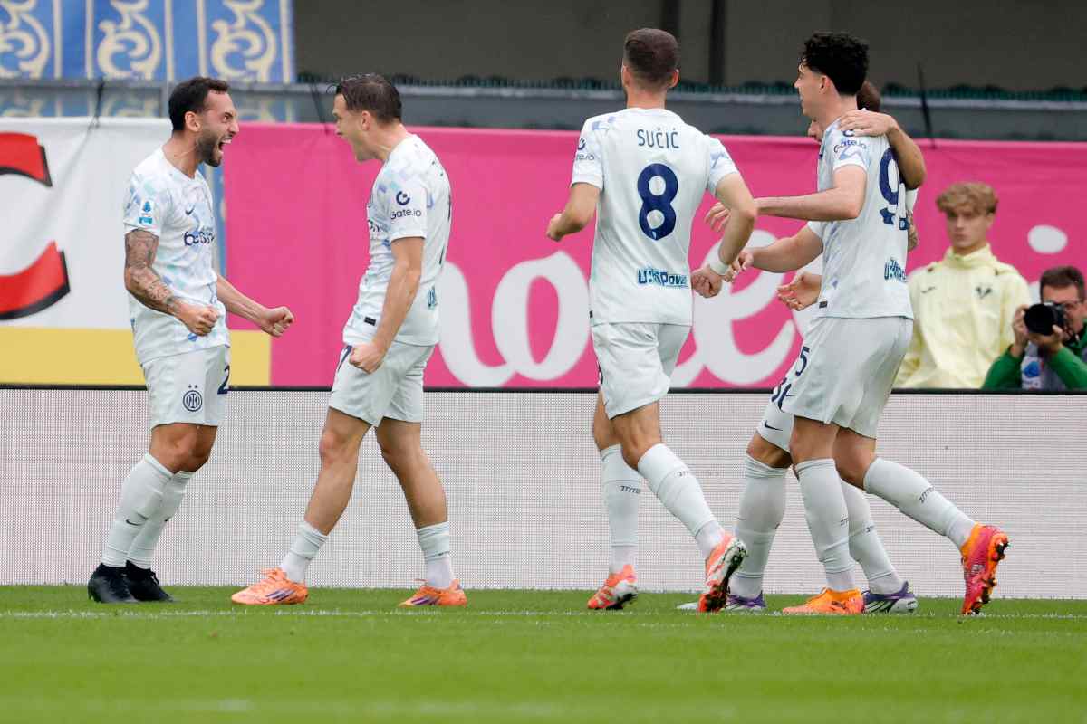 I giocatori dell'Inter festeggiano Zielinski dopo il gol al Verona