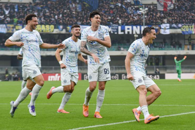 Zielinski esulta dopo il gol in Verona-Inter