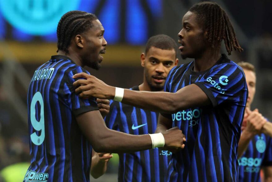 Bisseck con Thuram dopo il gol del francese in Inter-Venezia