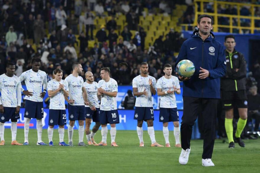 Chivu e i giocatori durante i rigori in Bologna-Inter